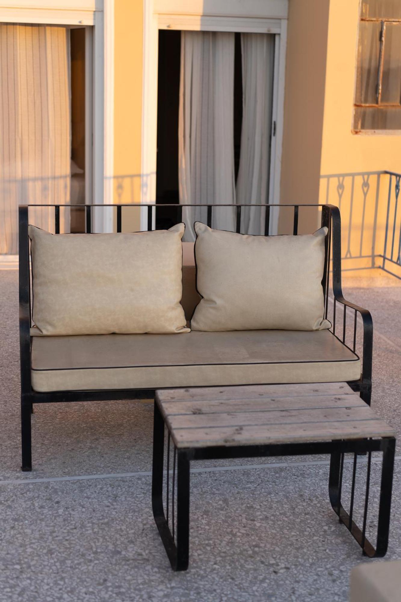 Central Mytilene City-View Apartment For 7 ภายนอก รูปภาพ