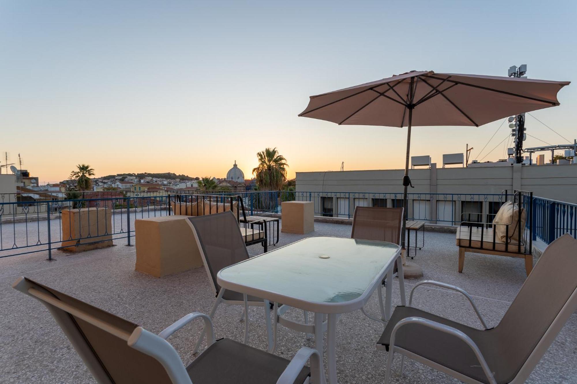 Central Mytilene City-View Apartment For 7 ภายนอก รูปภาพ